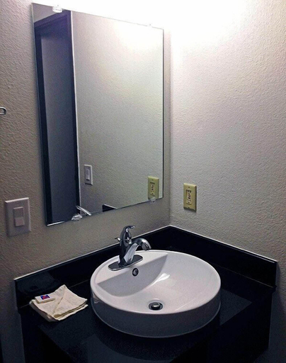 Bathroom 5, Motel 6 Omaha, NE, Douglas