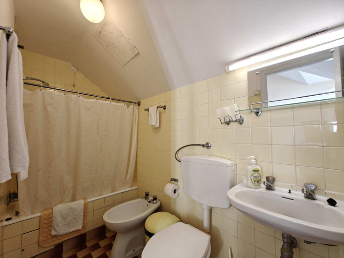 Bathroom 4, Mirasol Guesthouse, Funchal