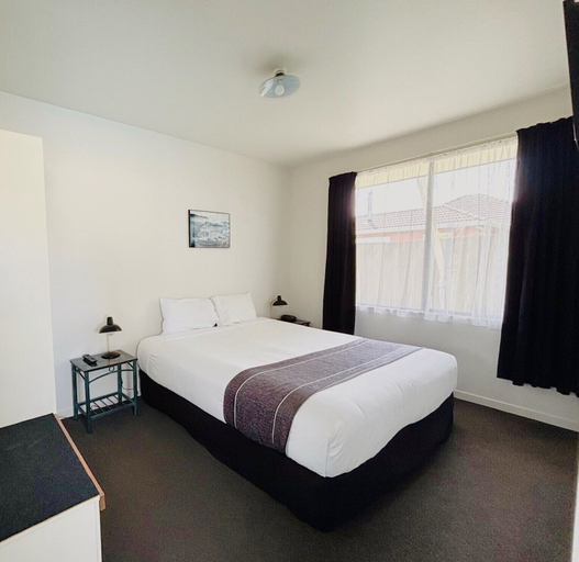 Bedroom 2, ASURE Phoenix Motor Inn, Marlborough