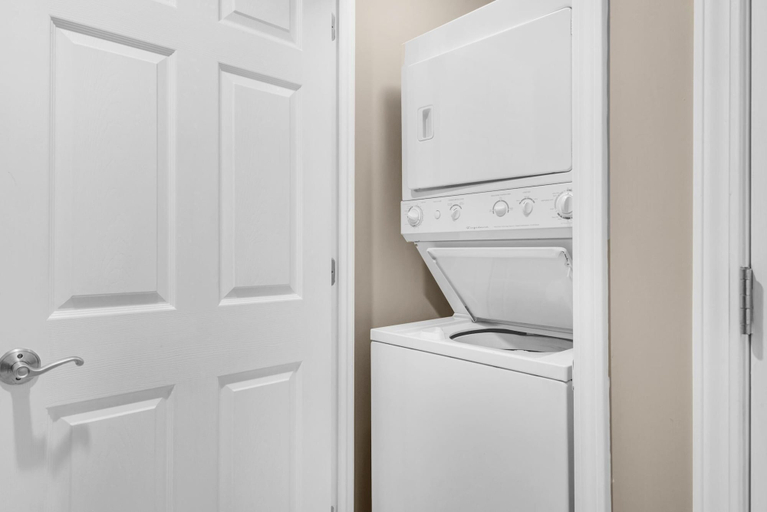 Bathroom 3, Splash 207e, Bay