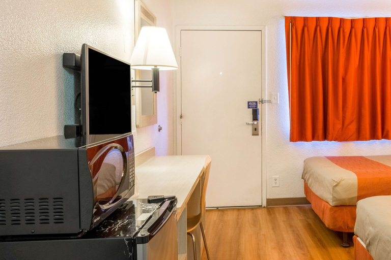 Bedroom 3, Motel 6 Mojave, CA, Kern