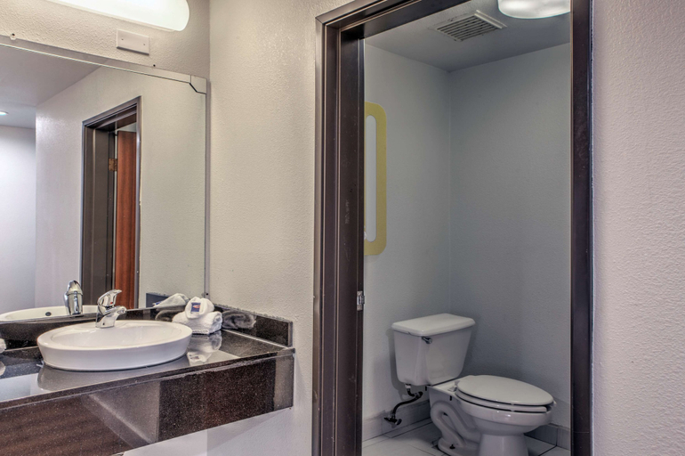 Bathroom 4, Motel 6 Dallas, TX - Northwest, Dallas