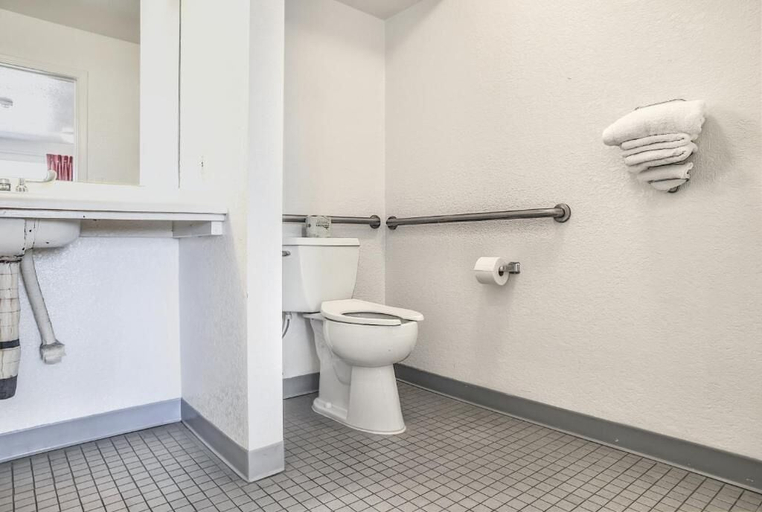 Bathroom 4, Motel 6 Saint Joseph, MO, Buchanan