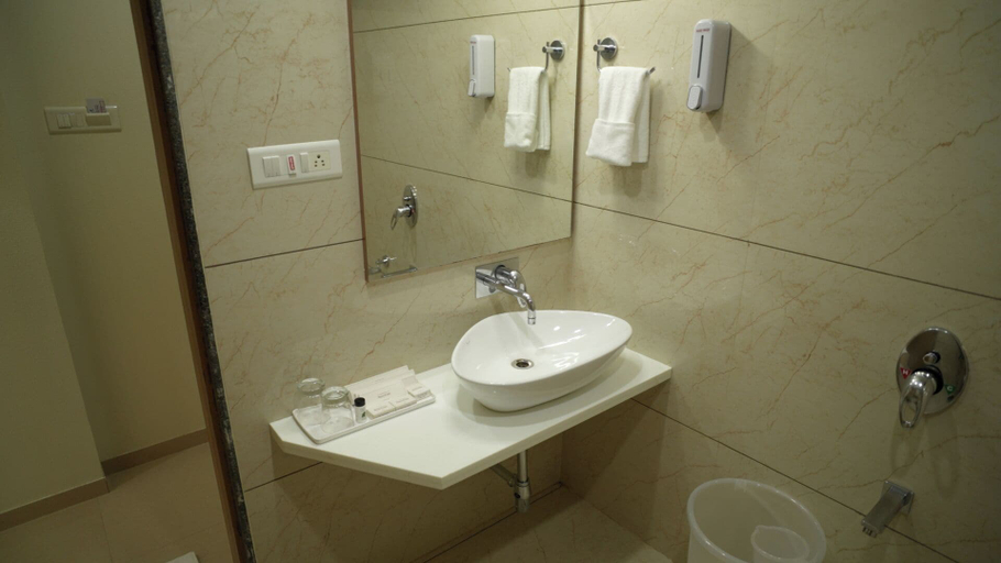 Bathroom 4, Hotel Roma Kristo, Devbhumi Dwarka