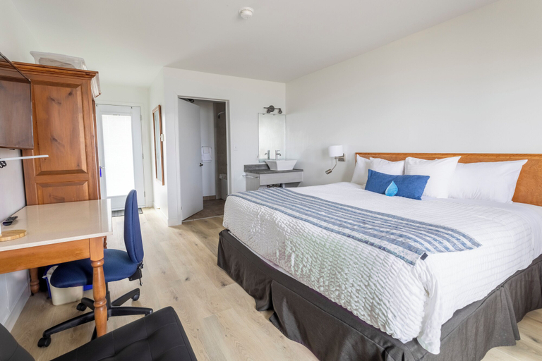 Bedroom 2, Pavillon sur Mer by Riôtel (150 metres from the main hotel), Matane