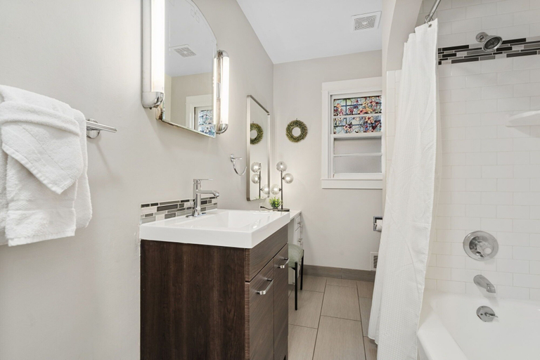 Bathroom, Beautiful Bungalow Next to Csu - Free Cruiser Bikes, Larimer