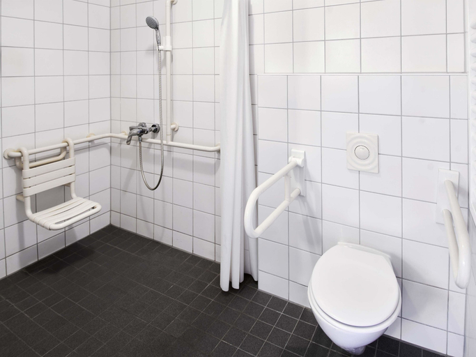 Bathroom 5, B&B HOTEL Bremen-Süd, Bremen