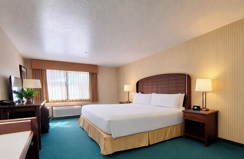 Bedroom 4, Red Lion Hotel Rogue Regency Medford Airport, Jackson
