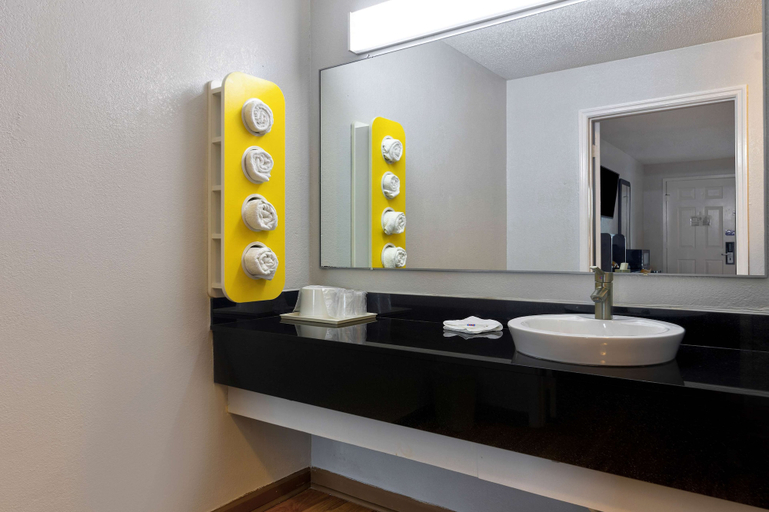 Bathroom 4, Motel 6 Cookeville, TN, Putnam