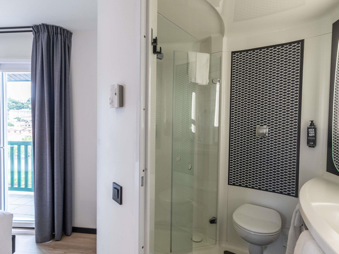 Bathroom 3, ibis Ciboure St Jean De Luz Hotel, Pyrénées-Atlantiques