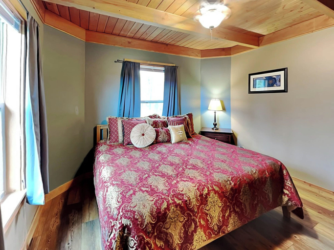 Bedroom 2, Mountain Dreams by Taylor Made Deep Creek, Garrett