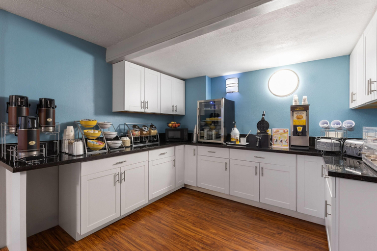 Food & Drinks, Super 8 By Wyndham Charleston WV, Kanawha