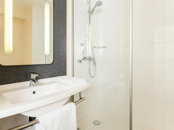 Bathroom 4, ibis Paris Issy Les Moulineaux Val de Seine, Hauts-de-Seine