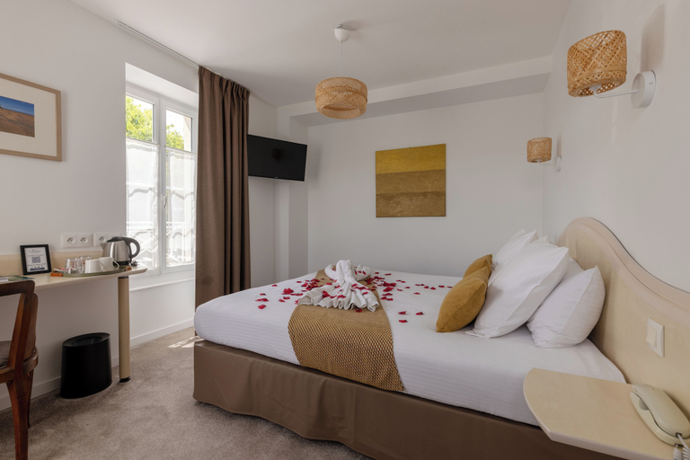 Bedroom 3, Logis Hôtel Le Richelieu - Royan Atlantique, Charente-Maritime