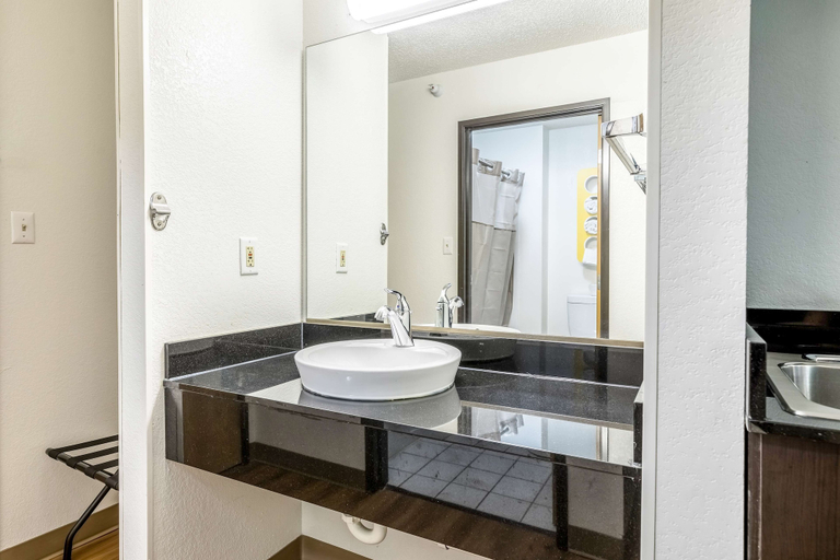 Bathroom 4, Motel 6 Indianapolis, IN - Southport, Indianapolis