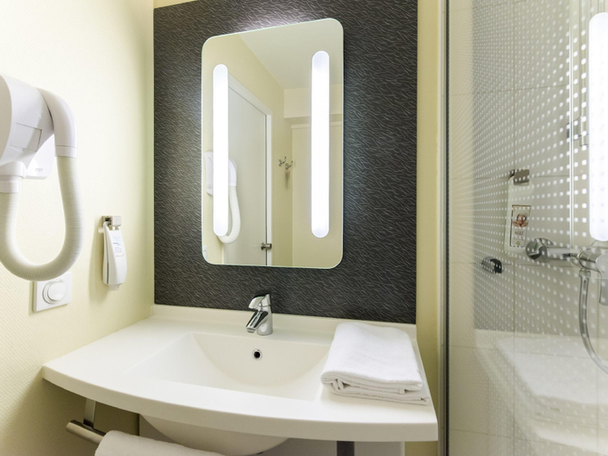 Bathroom 4, ibis Paris Issy Les Moulineaux Val de Seine, Hauts-de-Seine