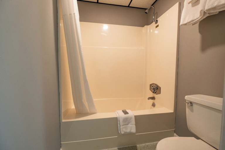 Bathroom 3, Fireside Inn & Suites Bangor, Penobscot