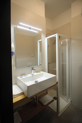 Bathroom 4, Hotel Salieri, Verona