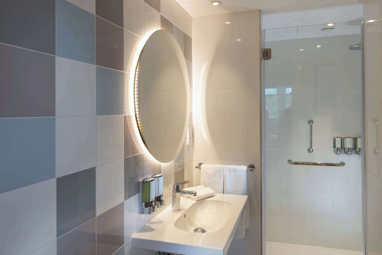 Bathroom 4, Hampton By Hilton Budapest City Centre, Budapesti