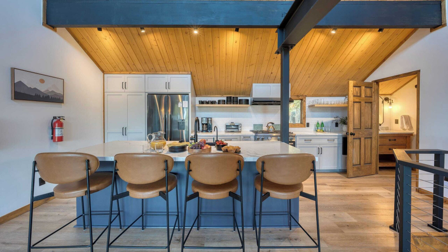 Food & Drinks 5, Lake View, Firepit, Game Room Remodeled Nightingale Overlook by Avantstay, Placer