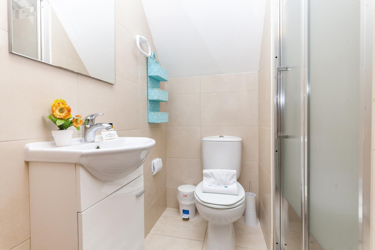 Bathroom 3, A40 - Castle Arch Apartment, Lagos