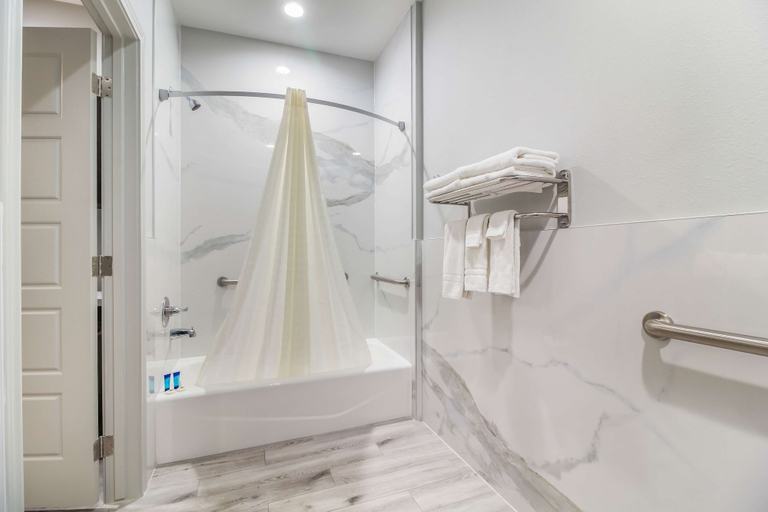 Bathroom 4, Studio 6 Deer Park, TX, Houston
