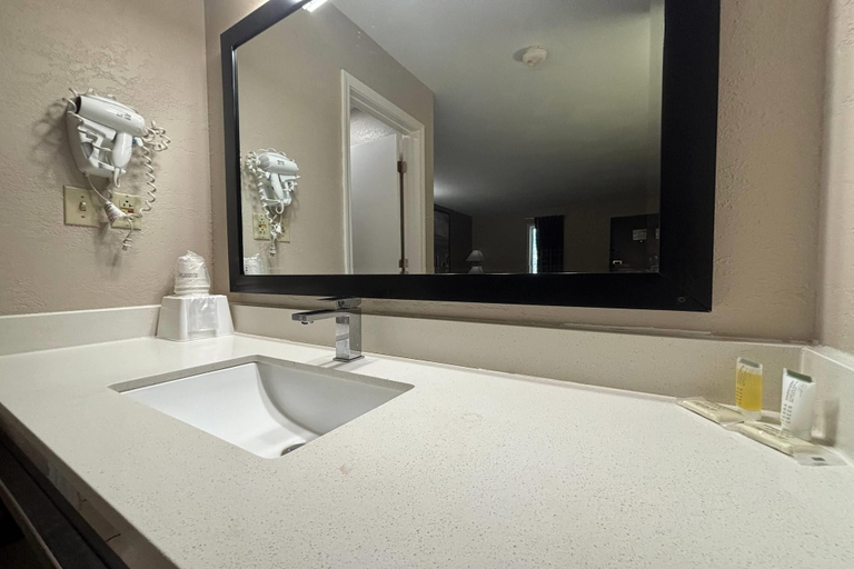 Bathroom 4, Super 8 by Wyndham Taylorville IL, Christian