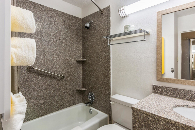 Bathroom 4, Motel 6 Petersburg, VA - Fort Lee, Petersburg