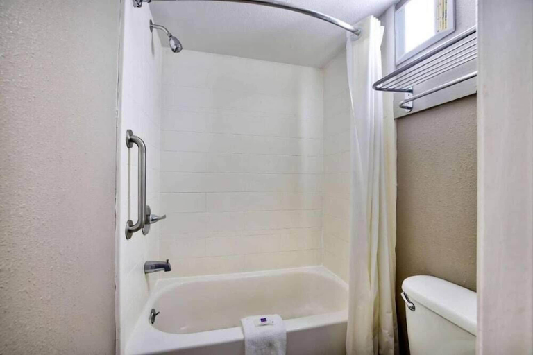 Bathroom 3, Motel 6 Jackson, MS - Southwest, Hinds