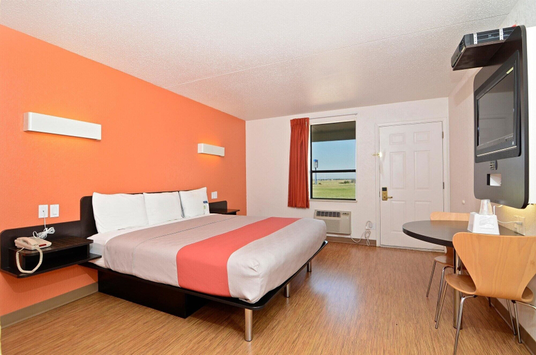 Bedroom 4, Motel 6 South Haven, KS, Sumner