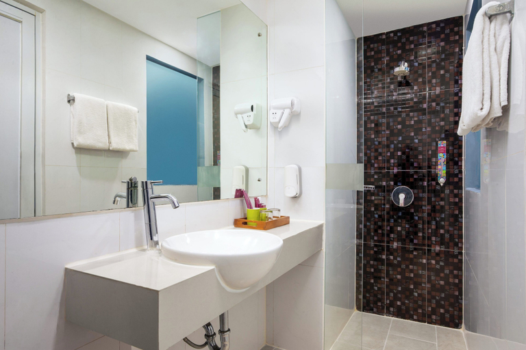 Bathroom 5, favehotel Kelapa Gading, North Jakarta