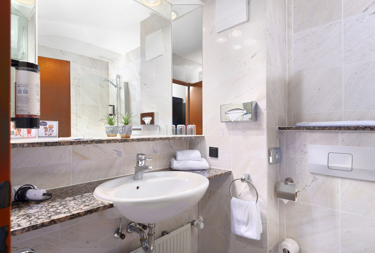 Bathroom 4, Trip Inn Hotel Frankfurt-Egelsbach, Offenbach