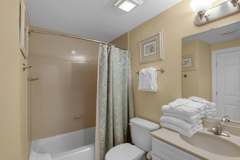 Bathroom 3, Boardwalk 1405, Bay