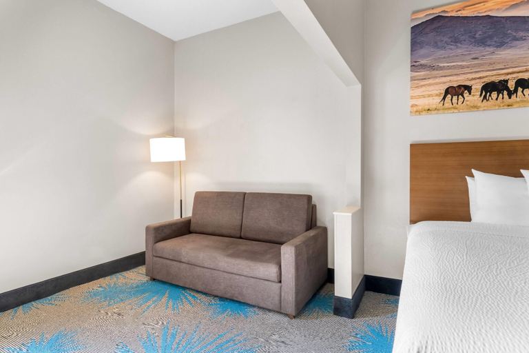 Bedroom 3, Days Inn & Suites by Wyndham Ridgeland, Madison