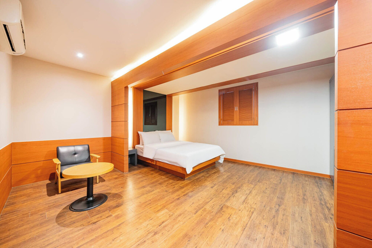 Bedroom 5, Hotel June, Jung