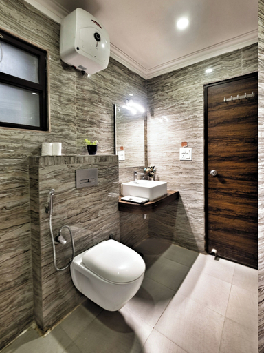 Bathroom 5, Airport Hotel Delhi Aerocity, Delhi