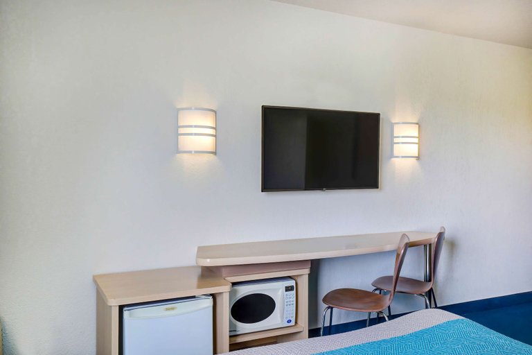 Bedroom 3, Motel 6 Grande Prairie, AB, Division No. 19