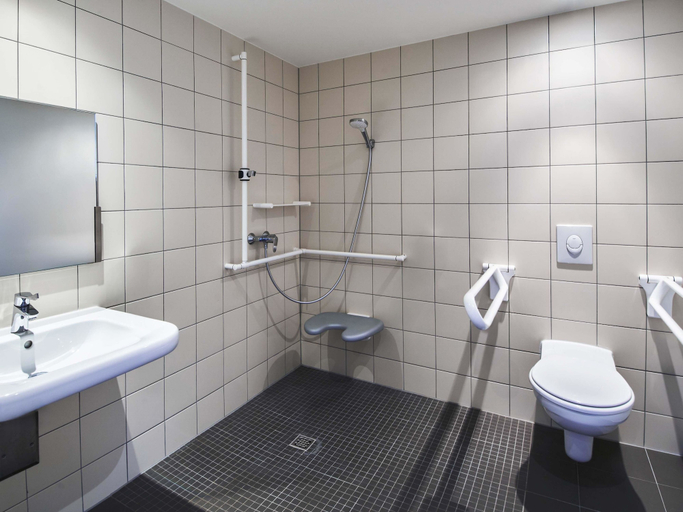 Bathroom 5, B&B Hotel Frankfurt-Airport, Frankfurt am Main