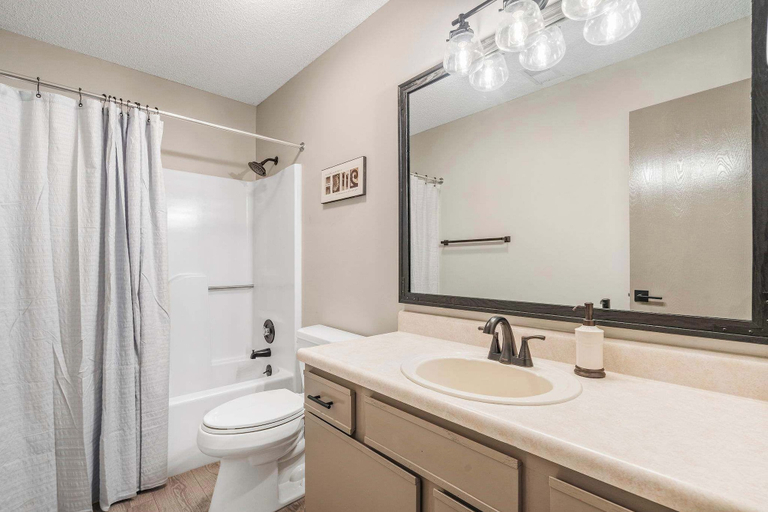 Bathroom 4, Golf View Peek-a-boo, Taney