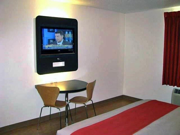 Bedroom 3, Motel 6 South Haven, KS, Sumner