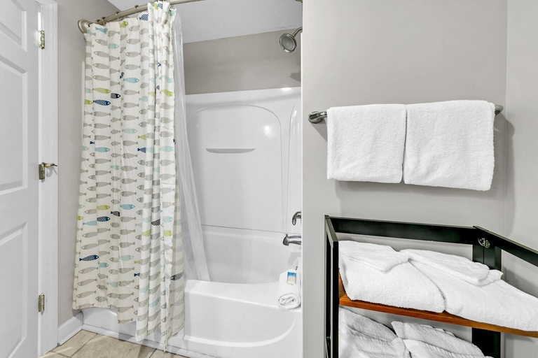 Bathroom 4, Sterling Reef 407, Bay