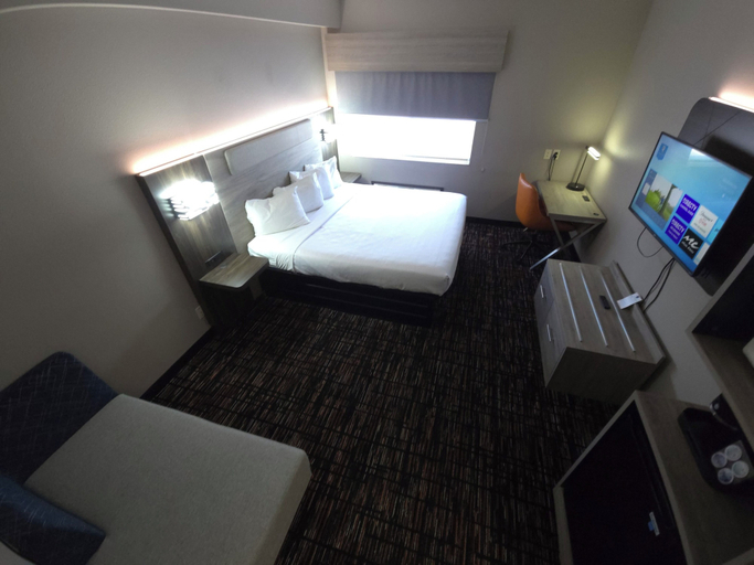 Bedroom 3, Reston Inn & Suites, Clay