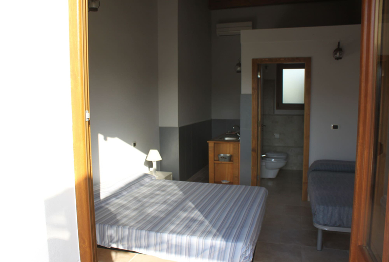 Bedroom 2, Agriturismo Le Terre Zoè, Vibo Valentia