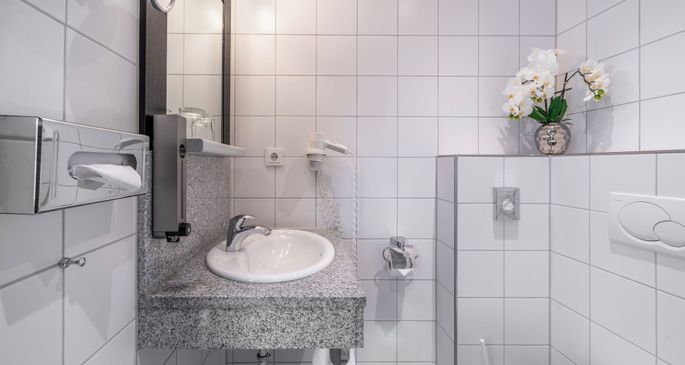 Bathroom 5, PLAZA INN Heidehof, Celle