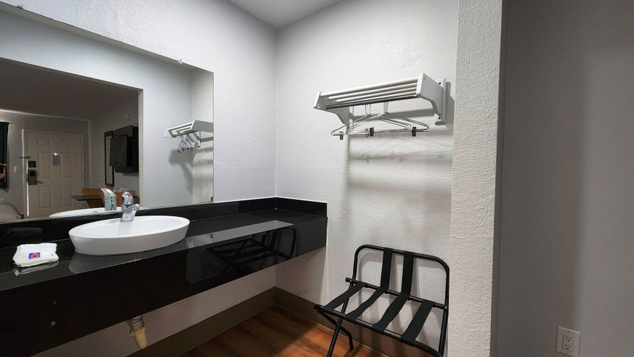 Bathroom 5, Motel 6 Webster, TX - Houston - Nasa Lake, Houston