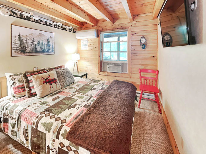 Bedroom 2, Wander Through the Woods by Taylor Made Deep Creek, Garrett