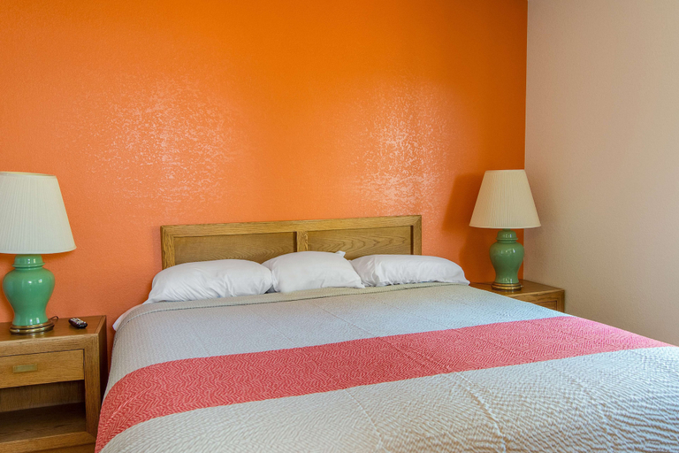 Bedroom 3, Motel 6 Madras, OR, Jefferson