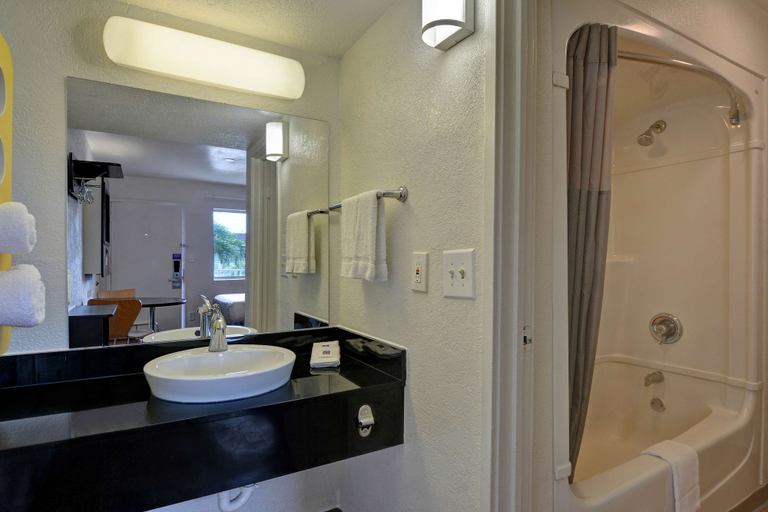 Bathroom 5, Motel 6 Dania Beach, Broward