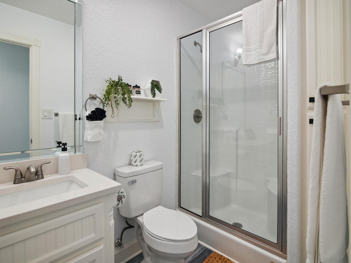 Bathroom 3, Birds of Paradise by Ryson Vacation Rentals, Brazoria