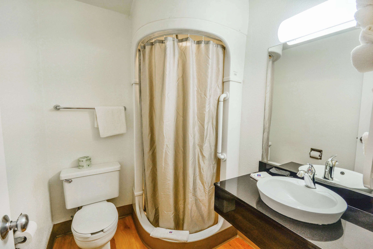Bathroom 4, Motel 6 Huntsville, TX, Walker
